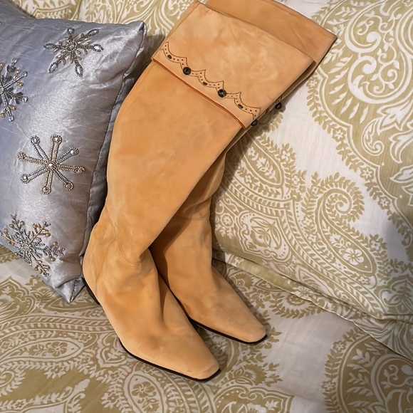 Lario Pull On Boots, Designer Made in Italy, Yellow Suede, US Size 5, brand new - Picture 4 of 6